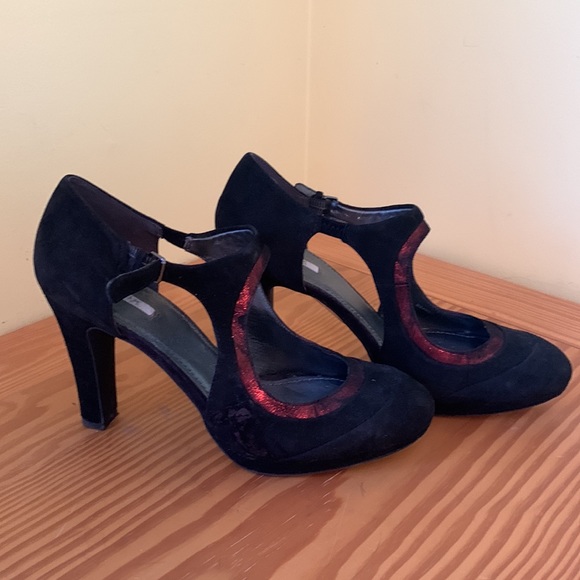 Geox black suede shoes with red metallic cut out. - Picture 3 of 5